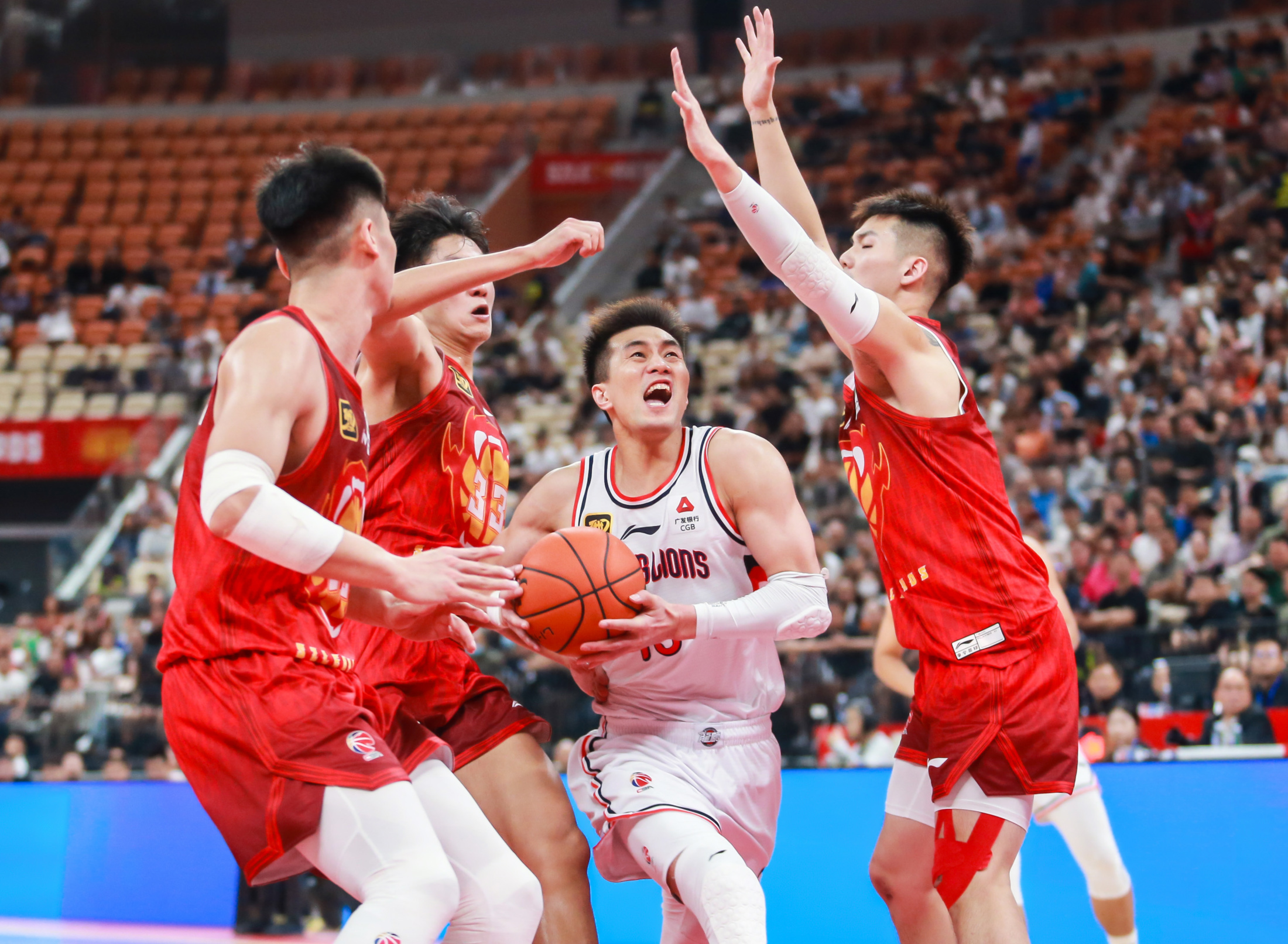 中超今夜走向成谜,广州队遗憾出局,目标明确,身体对抗强度拉满-爱游戏官网